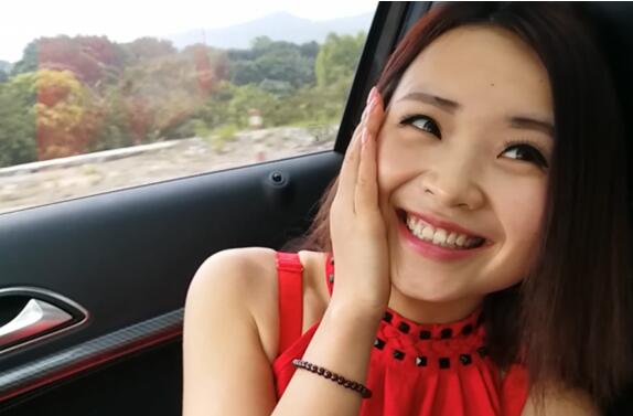 香港眼镜摄影师KK哥和导演温泉酒店3P嫩模小齐2