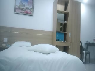 小骚货全程跟小哥啪啪舔鸡巴的样子好骚让小哥多体位蹂躏抽插爆草