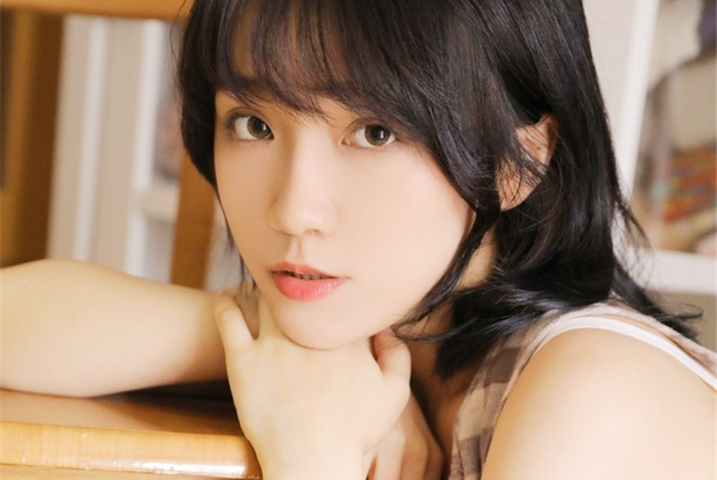 朋友的漂亮女友真骚抓着J8就舔技术还真不错无套干小骚货