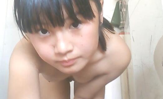 年幼萌妹子生涩的自摸着 她还有得学呢(下篇)\