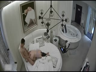 zipai#眼镜男喜欢舔脚挑逗一番直接扒掉美女白领内裤露出大白屁股强势插入快速抽送凄惨动人呻吟声随啪啪声齐响小伙真猛