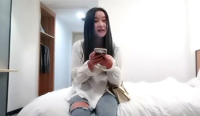 3P爱笑兼职牛仔裤女孩前裹后怼