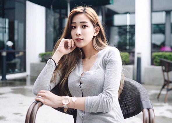 最新极品爆乳大奶妹与男友性爱私拍流出楼道后入啪啪跪舔深喉街头露出