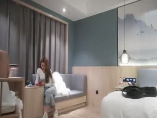 胸前纹身顶级网红外围美女，扒掉衣服胖哥楼楼抱抱，妹子骚起来自摸小穴，超大美臀骑乘，穿上黑丝连续两跑