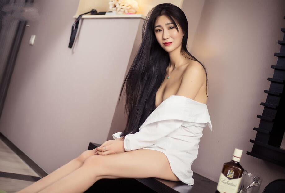 头条嫩模爱妮拍摄写真主动让摄影师潜规则性感白衬衫渔网丝袜后入猛操