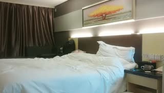 极品女神模特连干两炮，高潮喷水娇羞捂脸，呻吟动人