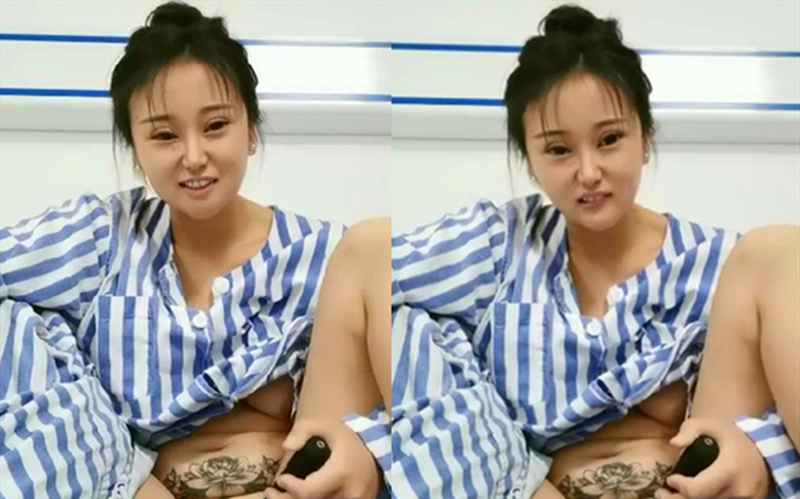 女人骚起来真是没救了小骚逼住院在病床上都不消停啊晚上没人穿着病号服玩大黑牛漏奶子漏逼自慰呻吟