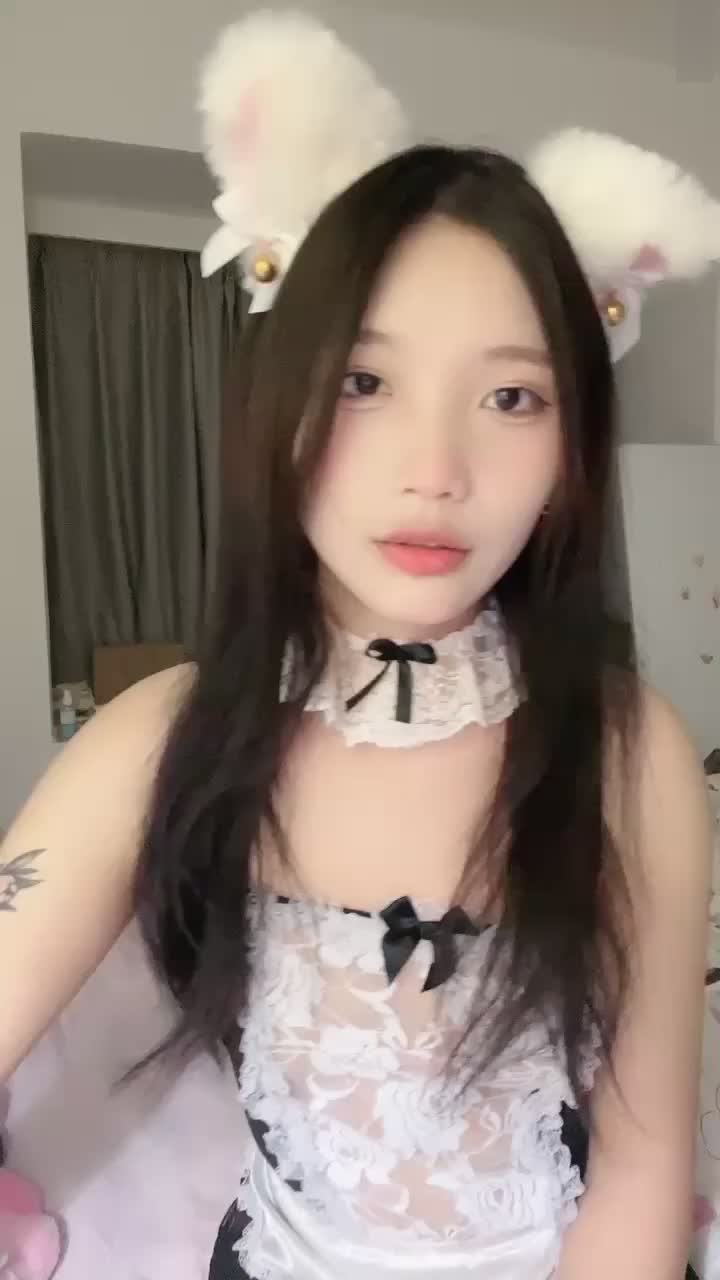 文静乖巧颜值美少女！情趣猫耳朵卡哇伊！收费房大尺度，扣弄紧致嫩穴，娇喘呻吟，跳蛋震动棒轮番上