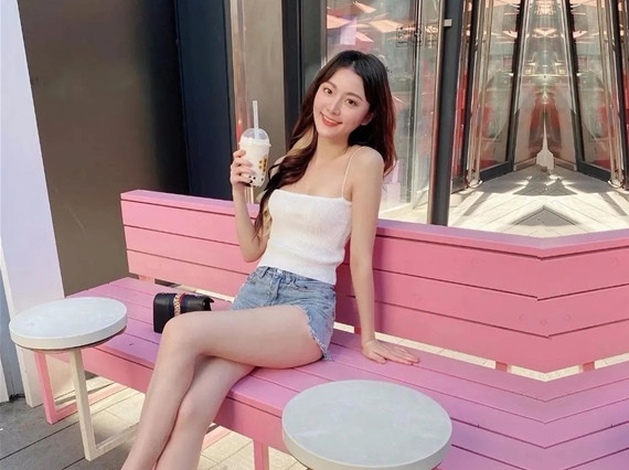 网上聊了很久的清纯带着一点骚气的美女叫床非常好听搞完还想在搞