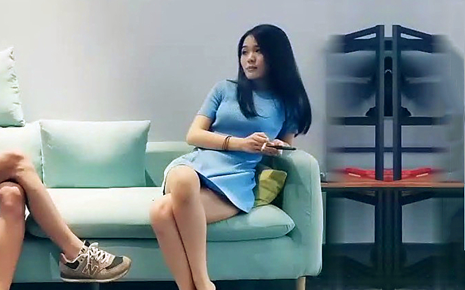 蓝衣长发妹子骑乘舔奶调情穿上性感丝袜69猛操呻吟娇喘非常诱人