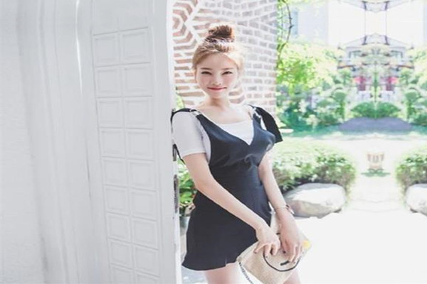 风衣纹身大奶妹跪着舔弄大屌扶腰后入爆插骑乘位打桩机