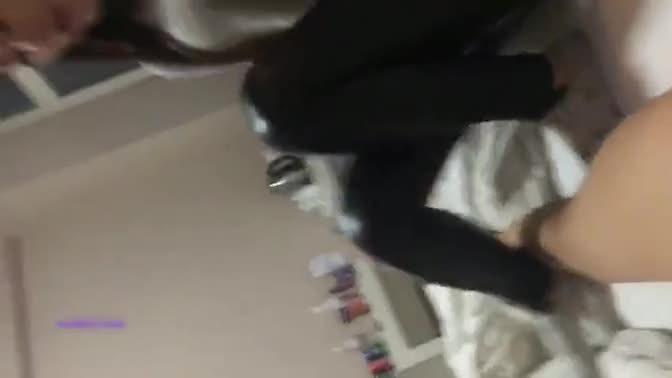 高顔值大學美女兼職家教老師時和學生家長激情自拍,吃雞巴時男的沒拍攝女的生氣了,還讓把內褲套頭上!超搞笑