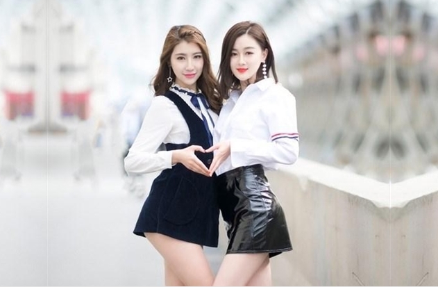 换妻探花两对夫妻进入正题一个一个翘屁股口交后面操着前面插嘴画面极度淫乱