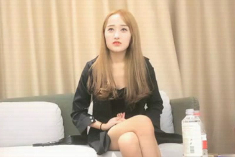 91沈先生探花黄发性感黑衣妹子，大屌骑乘抬腿侧入