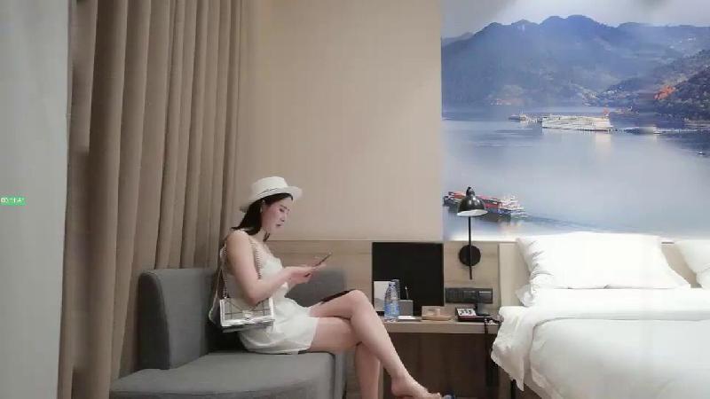 小寶尋花氣質不錯白帽子大奶長腿妹子，舌吻摸奶調情洗完澡后入騎乘猛操，性感大屁股上..弄