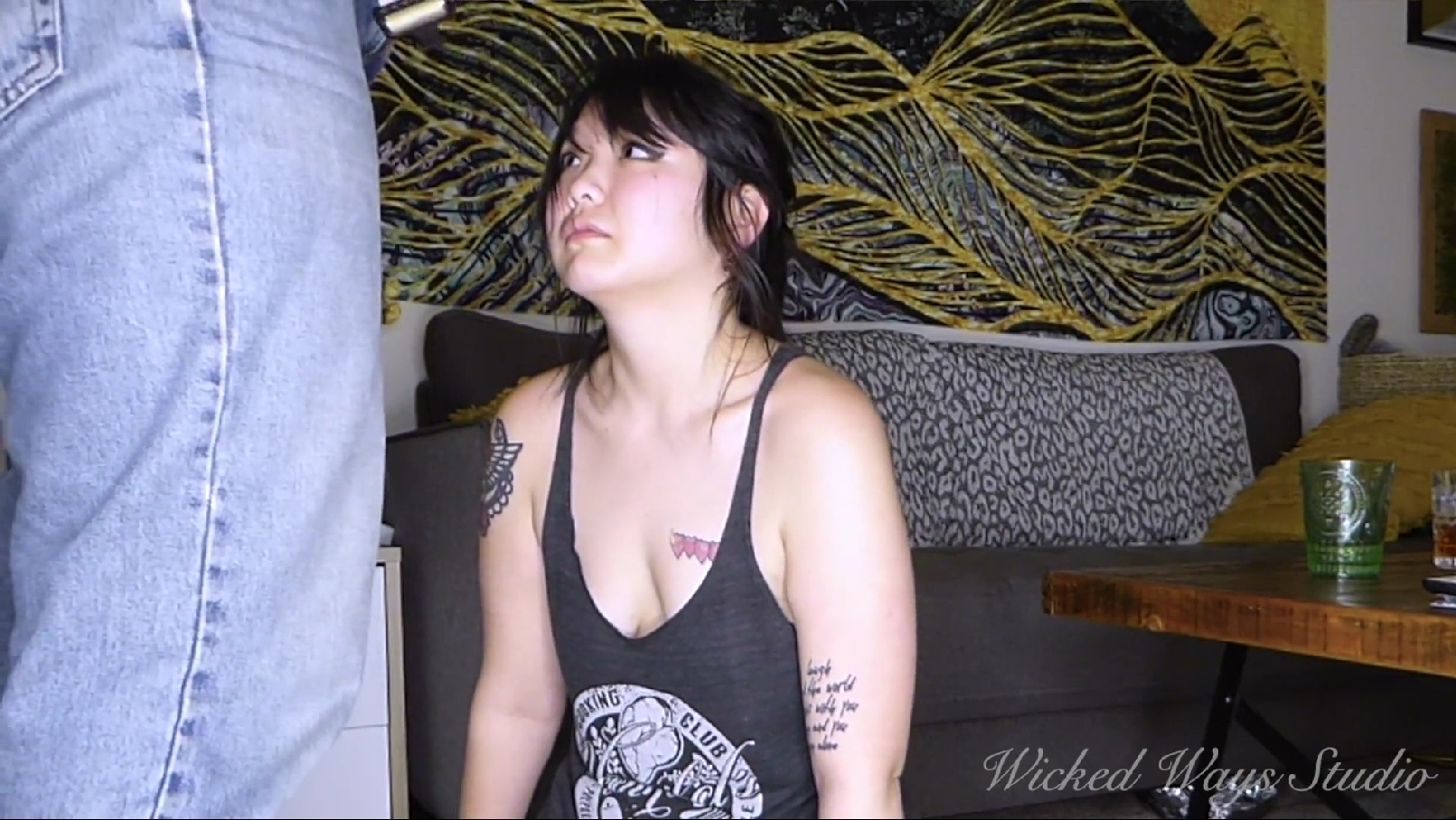 性虐韩国美女按住脑袋强行口爆疯狂挣扎