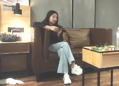 约极品大长腿外围妹坐在身上各种内裤揉穴抱起来操超近距离拍摄侧入骑乘激情大战