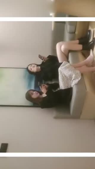 跟两个妹子一起玩双飞，边口交边摸奶骑乘操完一个再换另一个