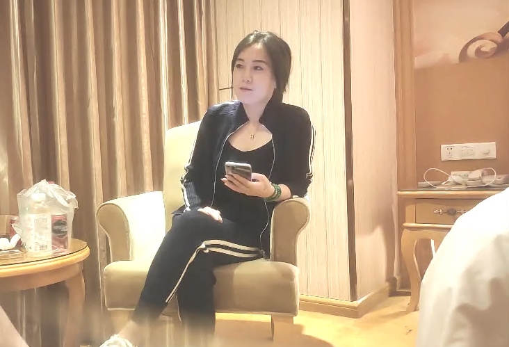 粉丝期盼返场美少妇再次登门风骚妩媚宛如情人相聚