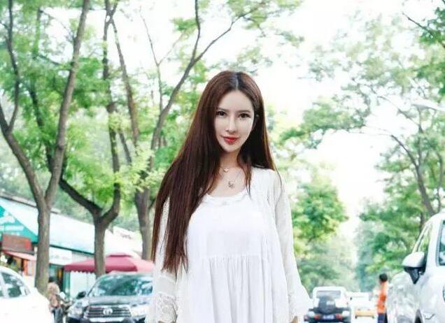 御姐范高颜值性感美女非要在沙发上操她毛少逼粉爱不释手各种狂操要干哭了