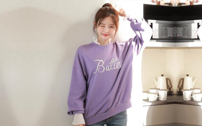 熟悉的场景小嫩妹第一次骑马动作还有点生硬放不开