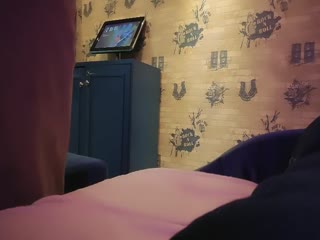 颜值不错的小妞这次被小哥的大鸡巴草服了舔弄大鸡巴让小哥压在身下揉着骚奶子爆草痛苦呻吟