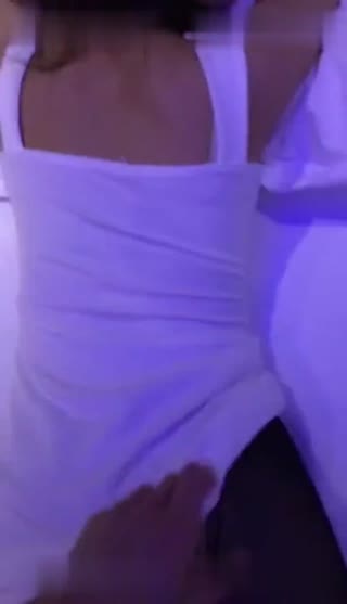 大叔包养学生妹，撕开黑丝等着肉棒插入～