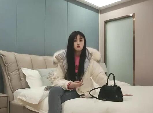 粉色外衣牛仔裤年轻妹子一线天美穴口交舔弄上位骑坐抬腿大力猛操干完又干真能叫