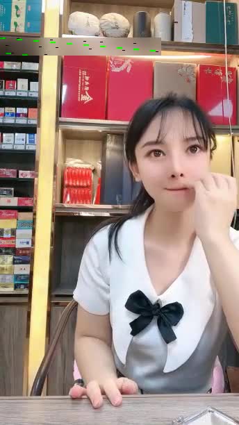 2024年4月，新人，烟酒店的老板娘，【羊羊】，生意不好做，一上午也没人，自己脱光赚点儿外快1