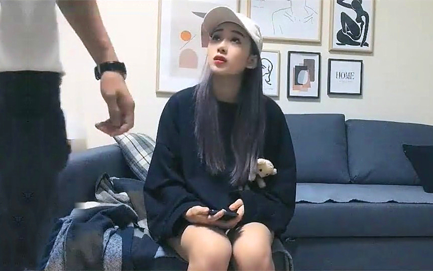 鸭舌帽漂亮小姐姐69姿势手指磨穴