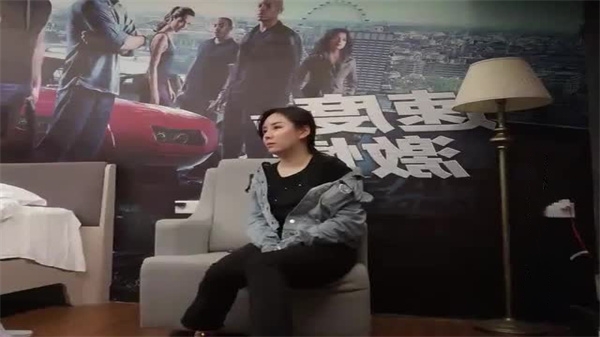 帅气小哥约战牛仔外套辣妹，沙发激战狂操到湿透！