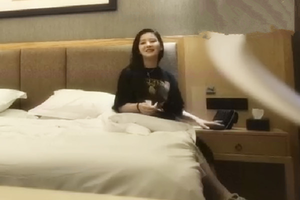 大圈高端外围小姐姐外表甜美操起来很骚主动骑乘爆插小骚穴