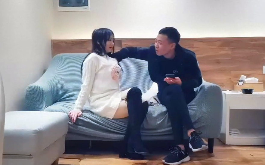 我看看衣服下面塞东西没有白衣高靴大奶萌妹拨开内裤手指扣逼特写骑乘晃动奶子