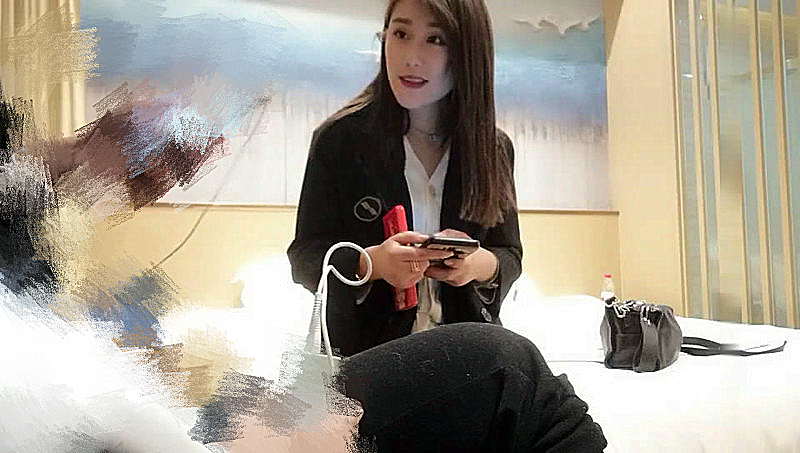 斯文眼镜男酒店网约女神范清纯漂亮大美女啪啪,见美女既漂亮又年轻问等下你能不能放得开女说要多开我怕你放不开