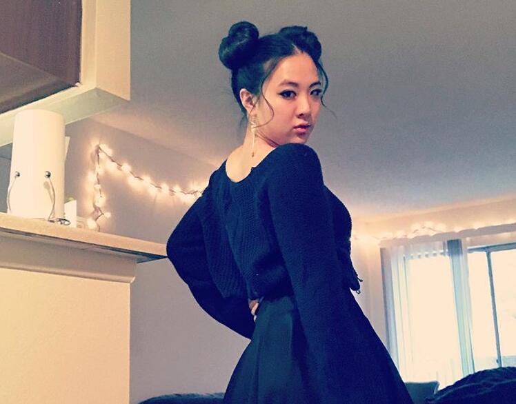 身材丰硕华裔少妇和哪有在门前走廊性爱大战按在围栏上爆插到翻白眼