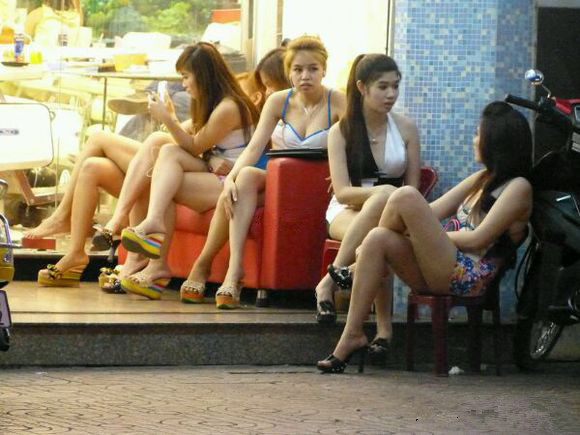 快乐的城中村小伙走遍小巷子寻觅街头艳遇约战少妇风骚妩媚物美价廉又刺激