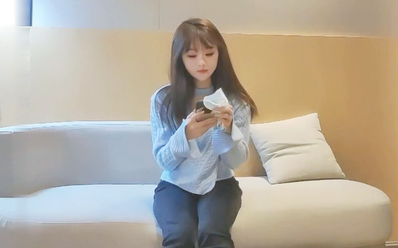 蓝衣网红脸妹子摸逼抬腿侧入