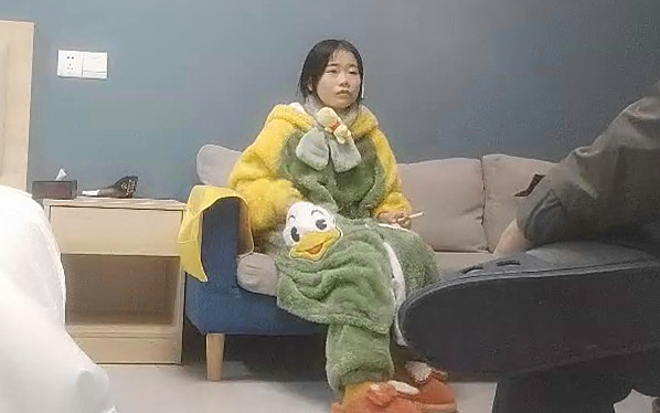 00后超嫩萌妹子腿上纹身