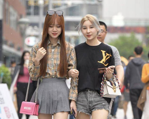 眼镜小哥今晚双飞约两骚熟女操逼操完一个再换扶着屁股后入