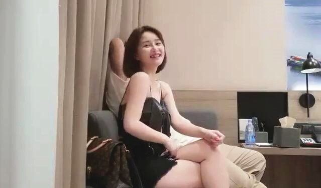 白皙性感短发美女被扒光衣服玩弄操逼淫叫好胀太深了