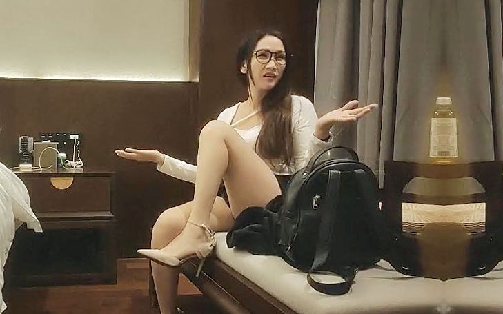 27岁眼镜骚妇背着男友出来卖中途啪啪时男友打电话查岗不敢接电话