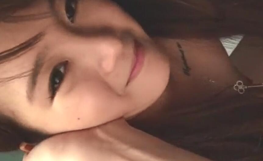 鹅蛋脸美女认真地服务着我的小弟\