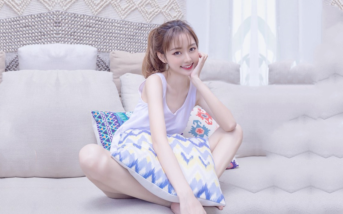 颜射极品光滑白虎可爱美少女含情脉脉舔着肉棒清纯与淫荡的反差浓稠精液脸颊发丝锁骨淫靡至极