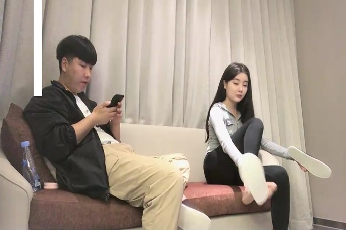 高颜值甜美性感身材妹子啪啪，上位骑坐条腿侧入大力抽插猛操