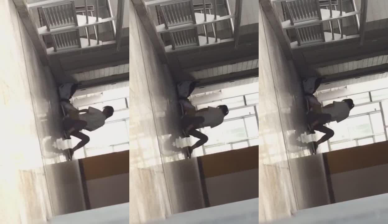 现在的学生真大胆啊 学校走廊直接开干 太牛逼了吧光天化日之下