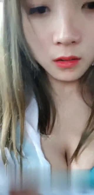 美乳妹子和男友寻刺激，在乡村马路上和男友车震，路人都看呆了～