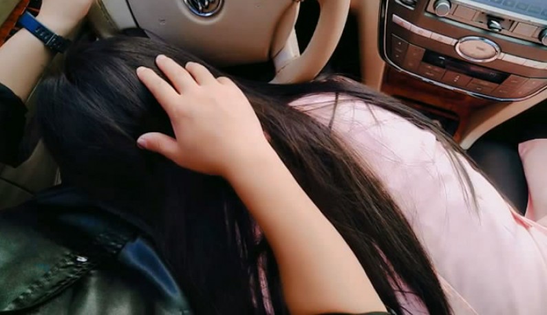 又见危险驾驶~载嫂子去买饺子~口渴想喝点东西，只好给他喝我的\