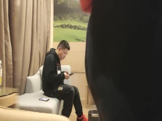 小伙酒店开房叫了个上门小姐