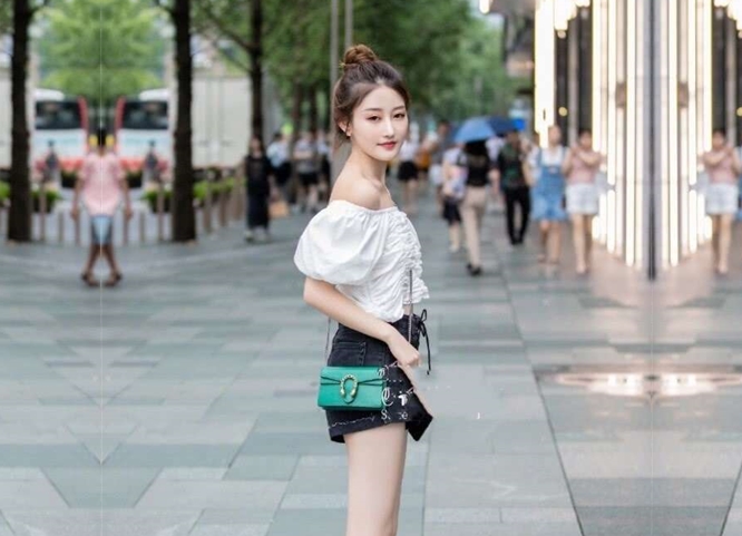 年轻妹妹几百块钱搞定抠嫩穴亲美乳无套啪啪各种角度展示插入细节