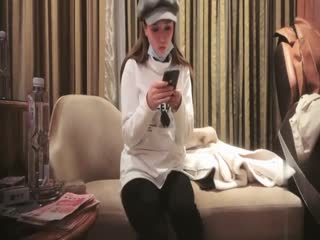 约了个白衣帽子妹子啪啪~穿上情趣装骑坐翘着屁股后入抬腿抽插